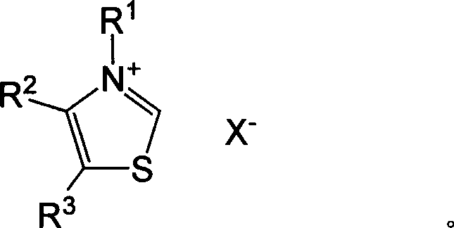 Method for synthesizing Yiyuyin through catalysis of acetaldehyde