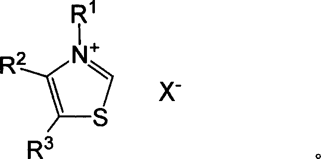 Method for synthesizing Yiyuyin through catalysis of acetaldehyde