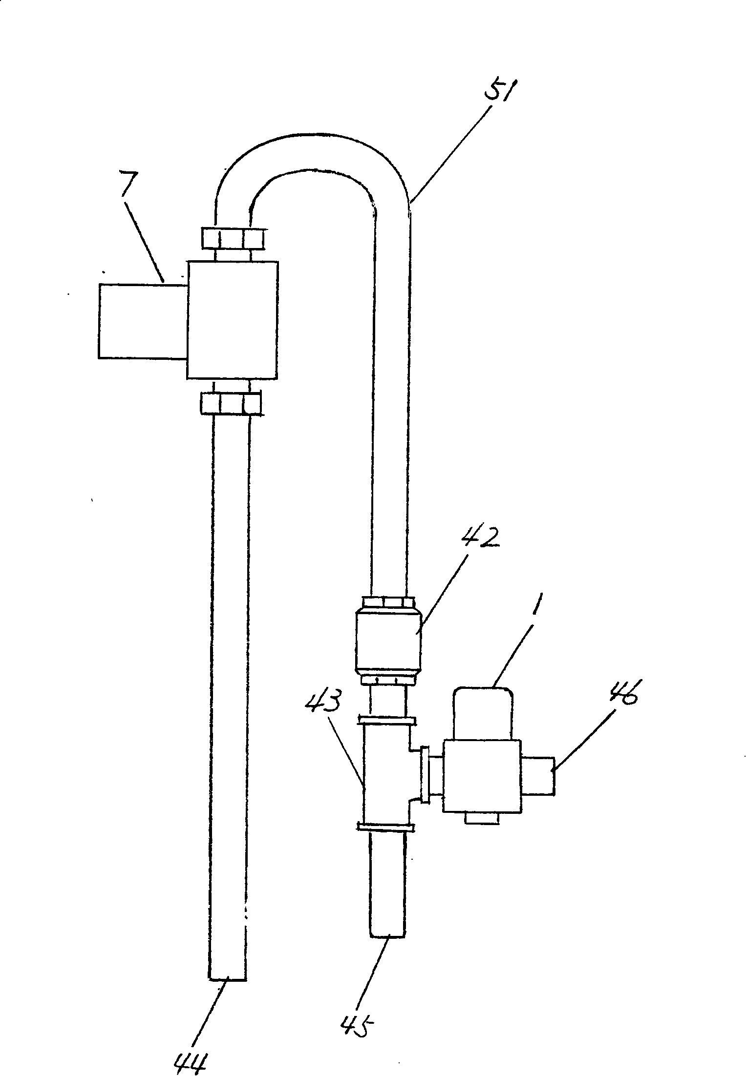 Device for pipe evacuation and water consumption control of solar water heater hollow housing body