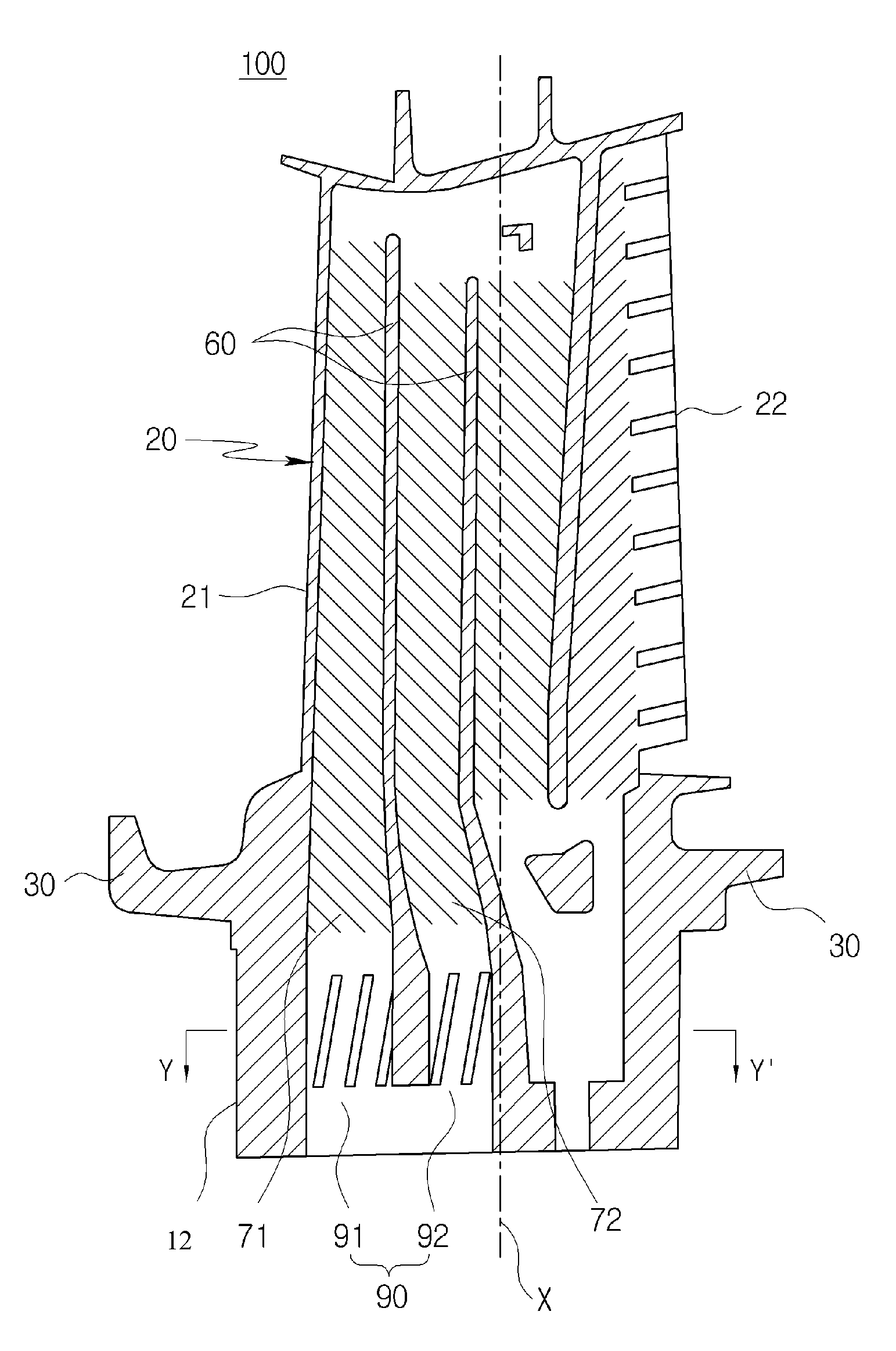 Turbine blade having swirling cooling channel and cooling method thereof