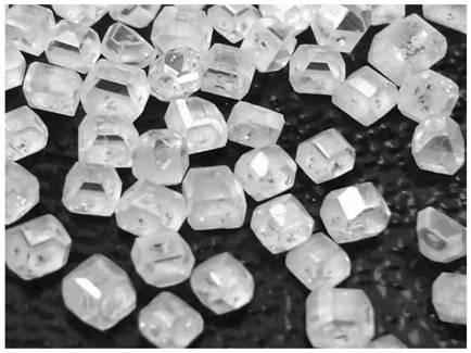 A kind of synthetic method of gem grade colorless diamond