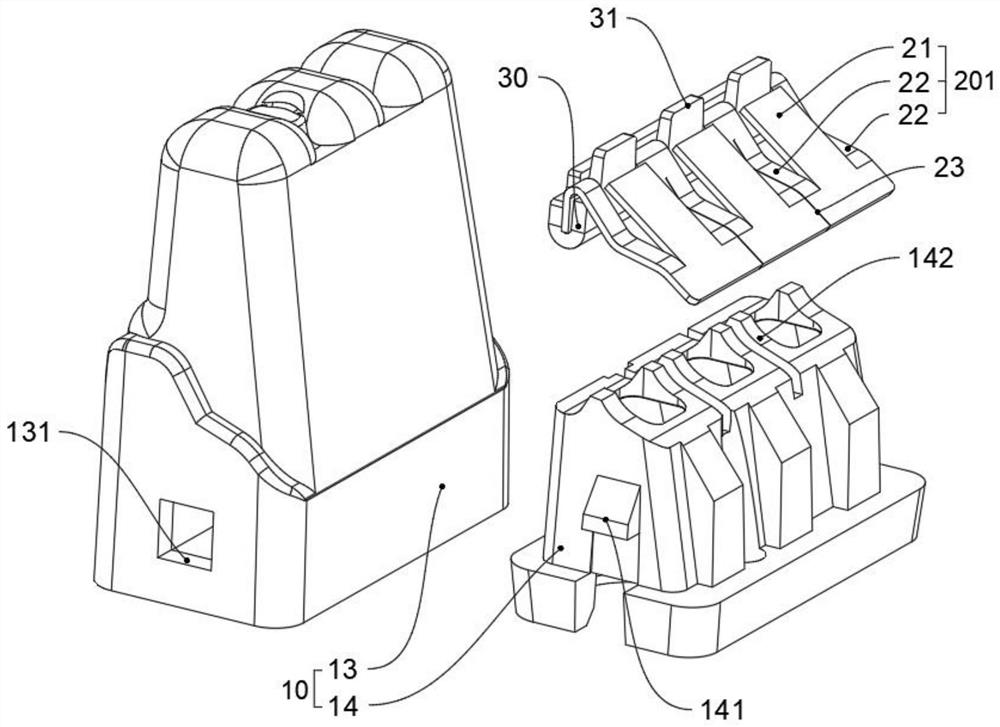 Self-coupling wire connector adopting bending compression and conducting strip bending modes