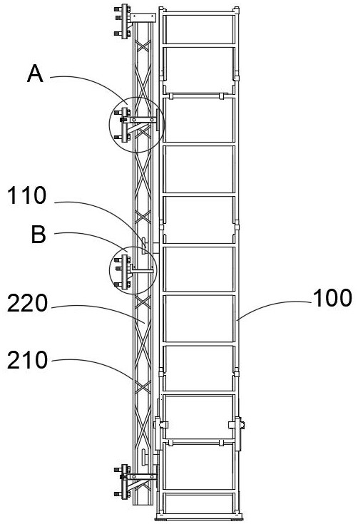 Chain mechanism attached to climbing frame for scaffolding used in construction engineering