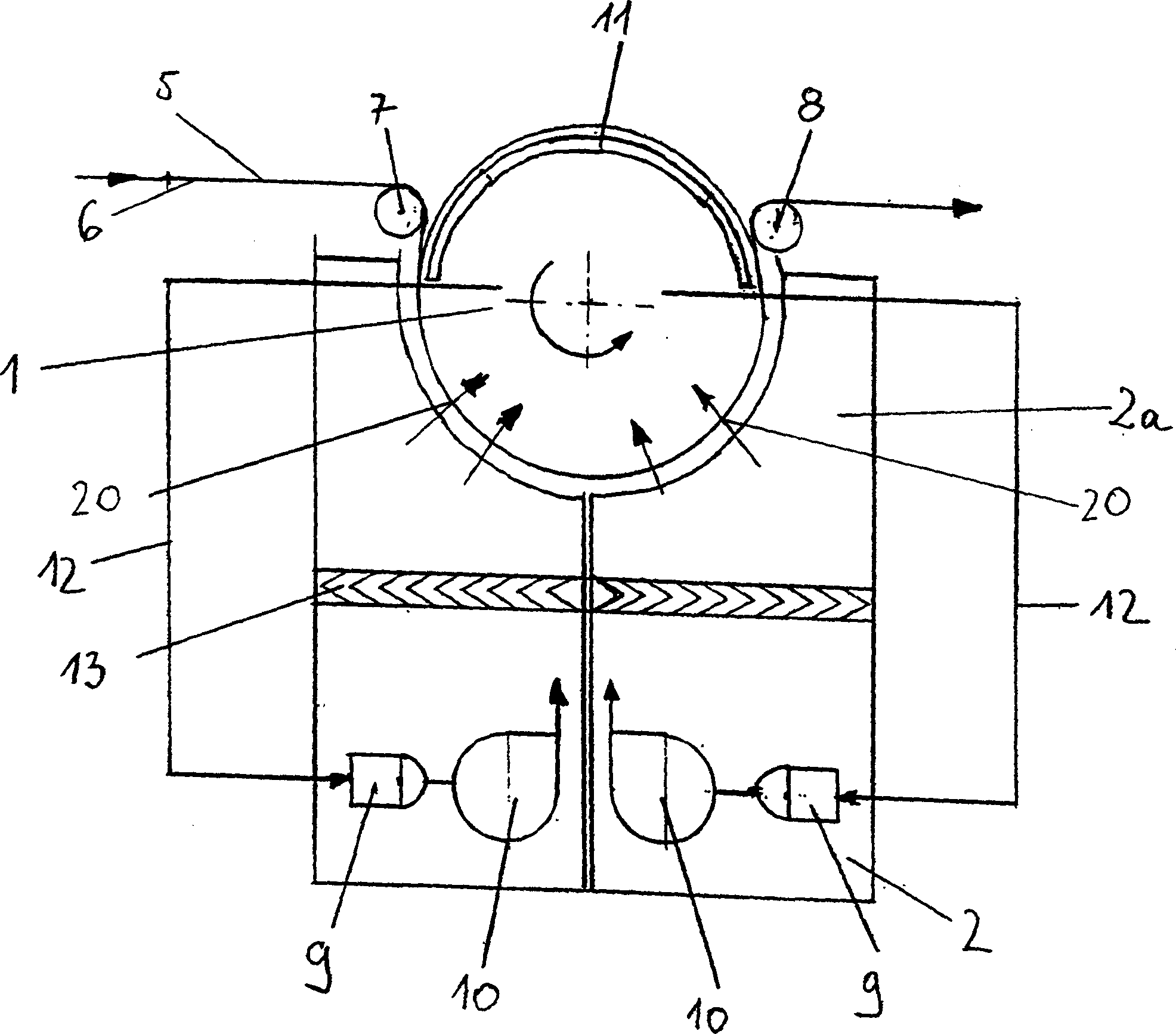 Apparatus for drying a paper web