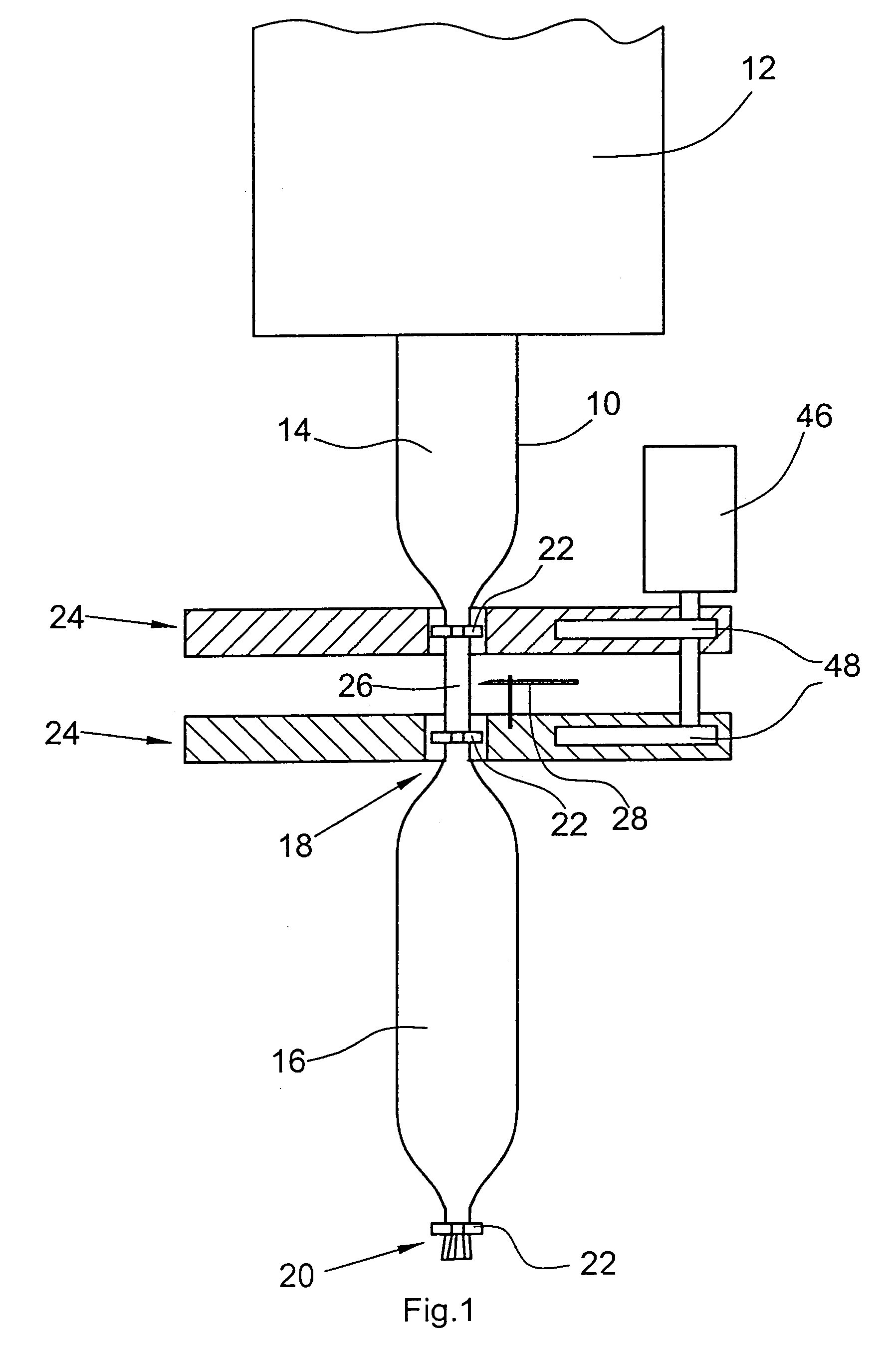 Device and method for producing tubular packs that are filled with a product