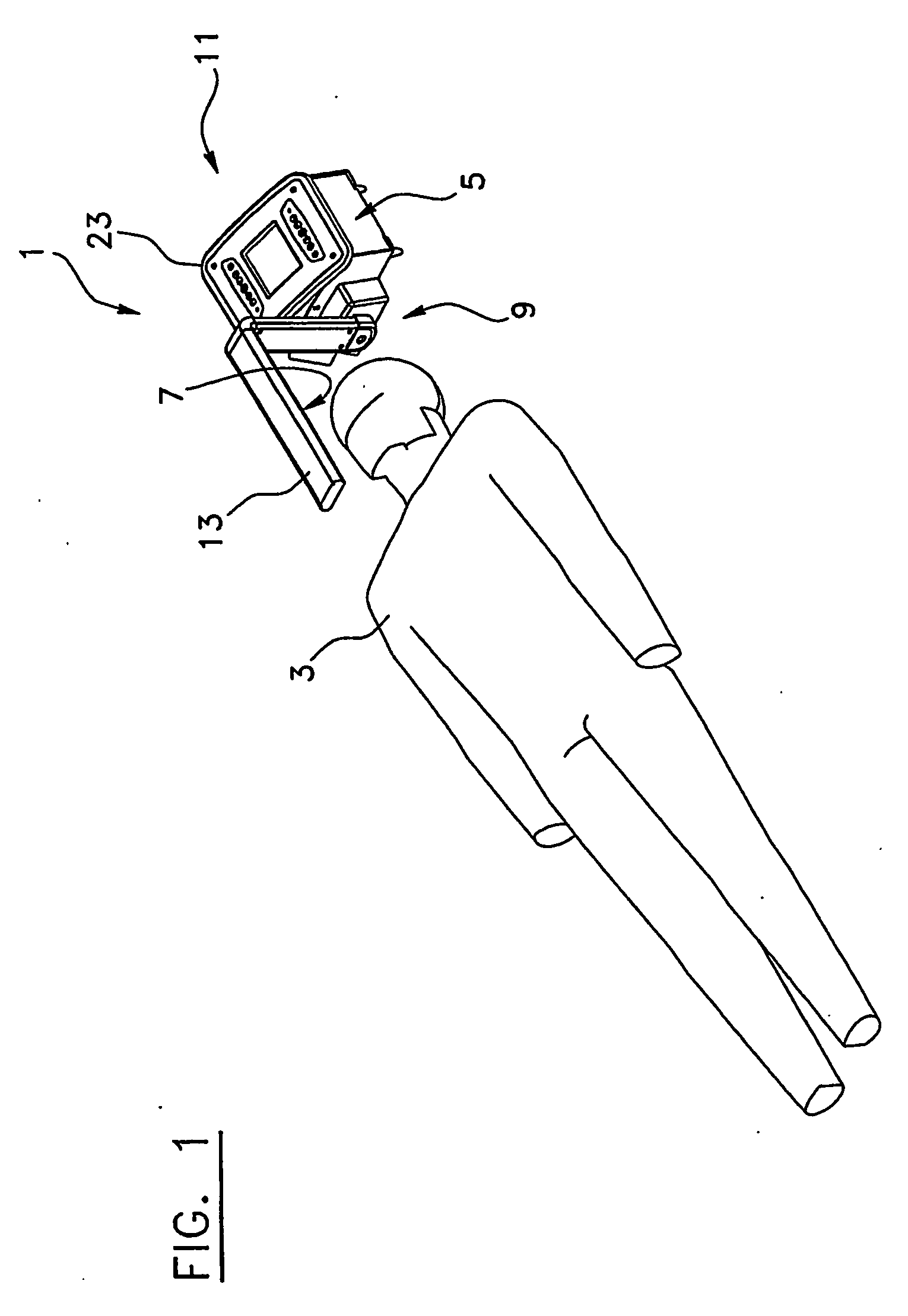 Controllable light therapy apparatus, assembly including the same, and method of operating associated thereto