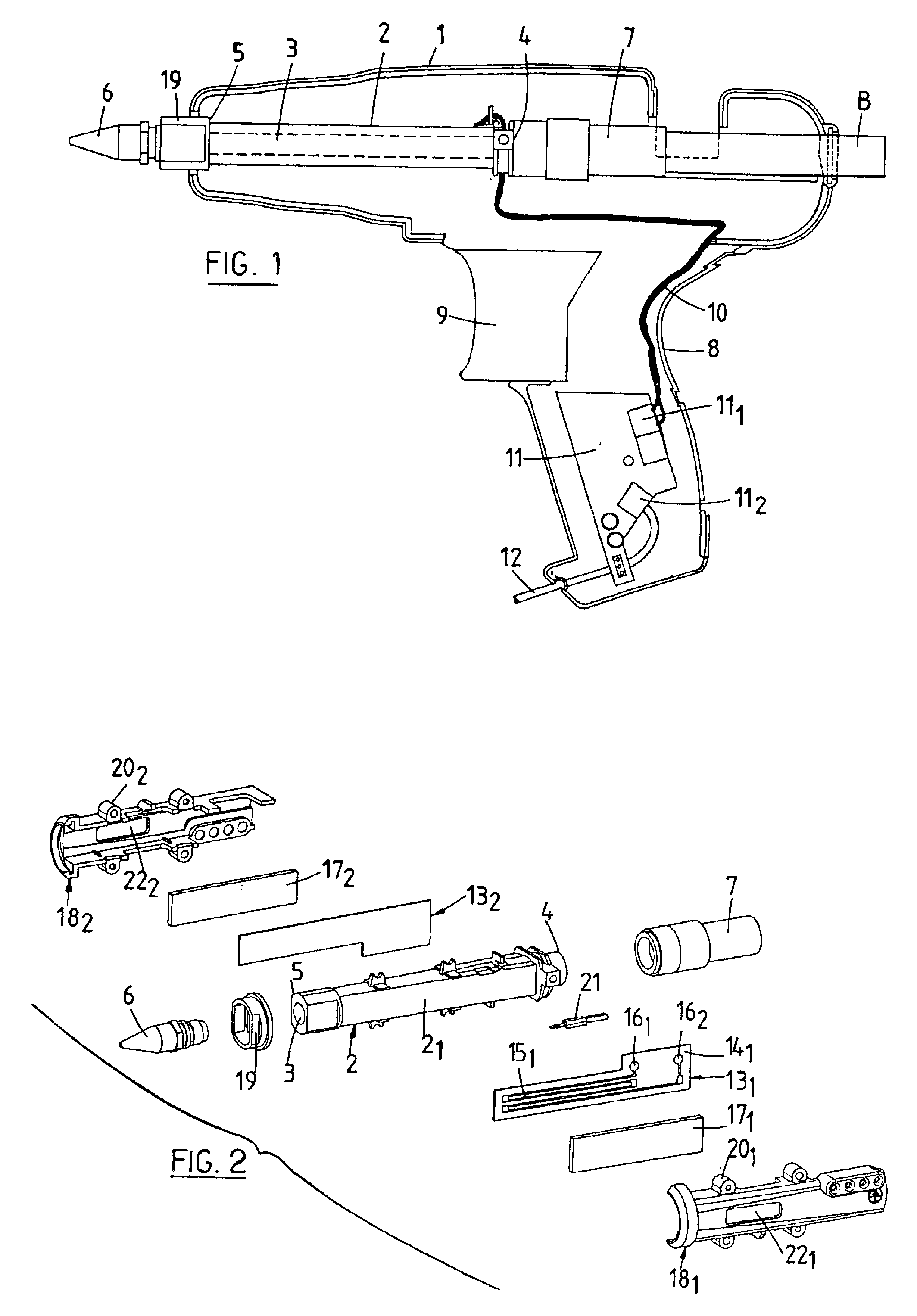 Thermofusible glue applicator with heating element track pressed against heating body