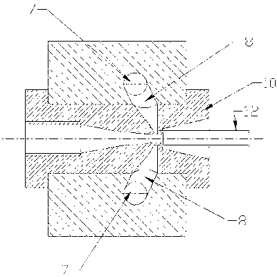 Continuous cladding method and device of obtuse angle flowing channel