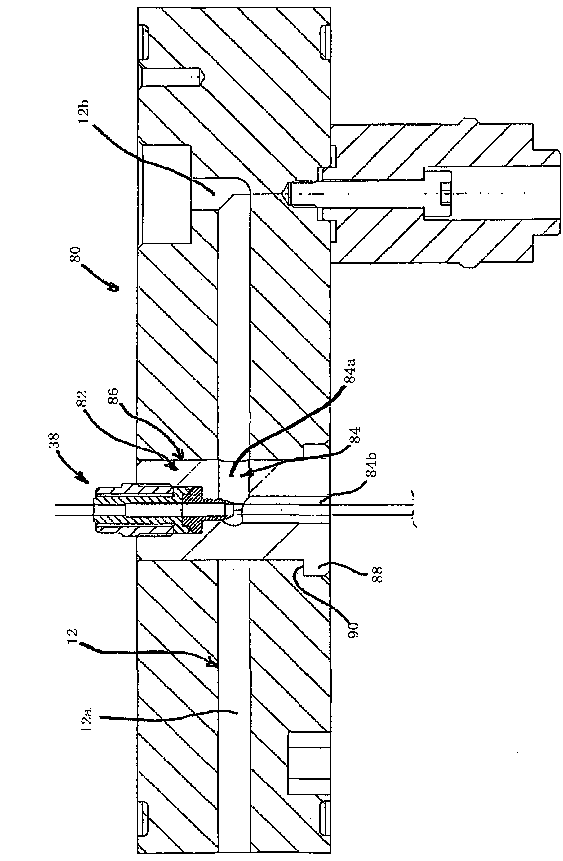 Arrangement for the sealing of channel sections in a hot or cold runner