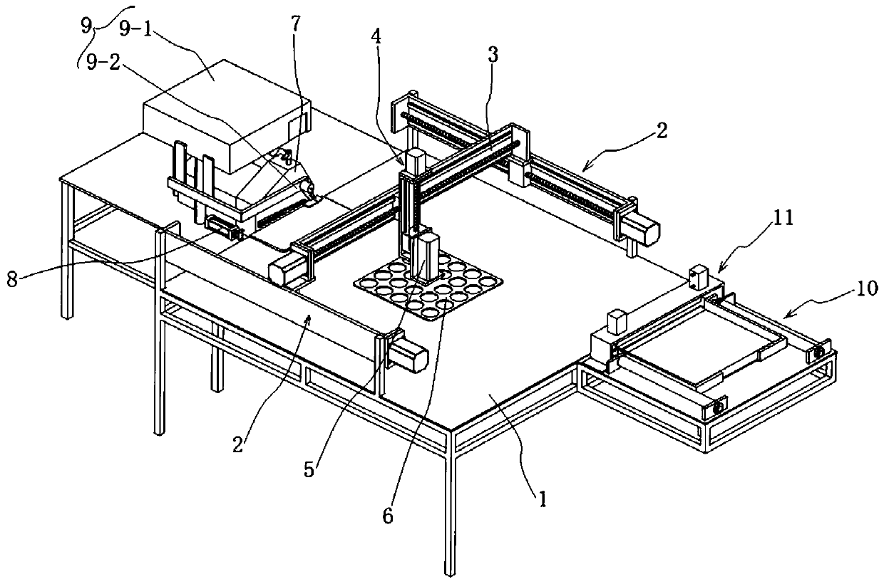 Automatic towel continuous serging device and serging method thereof