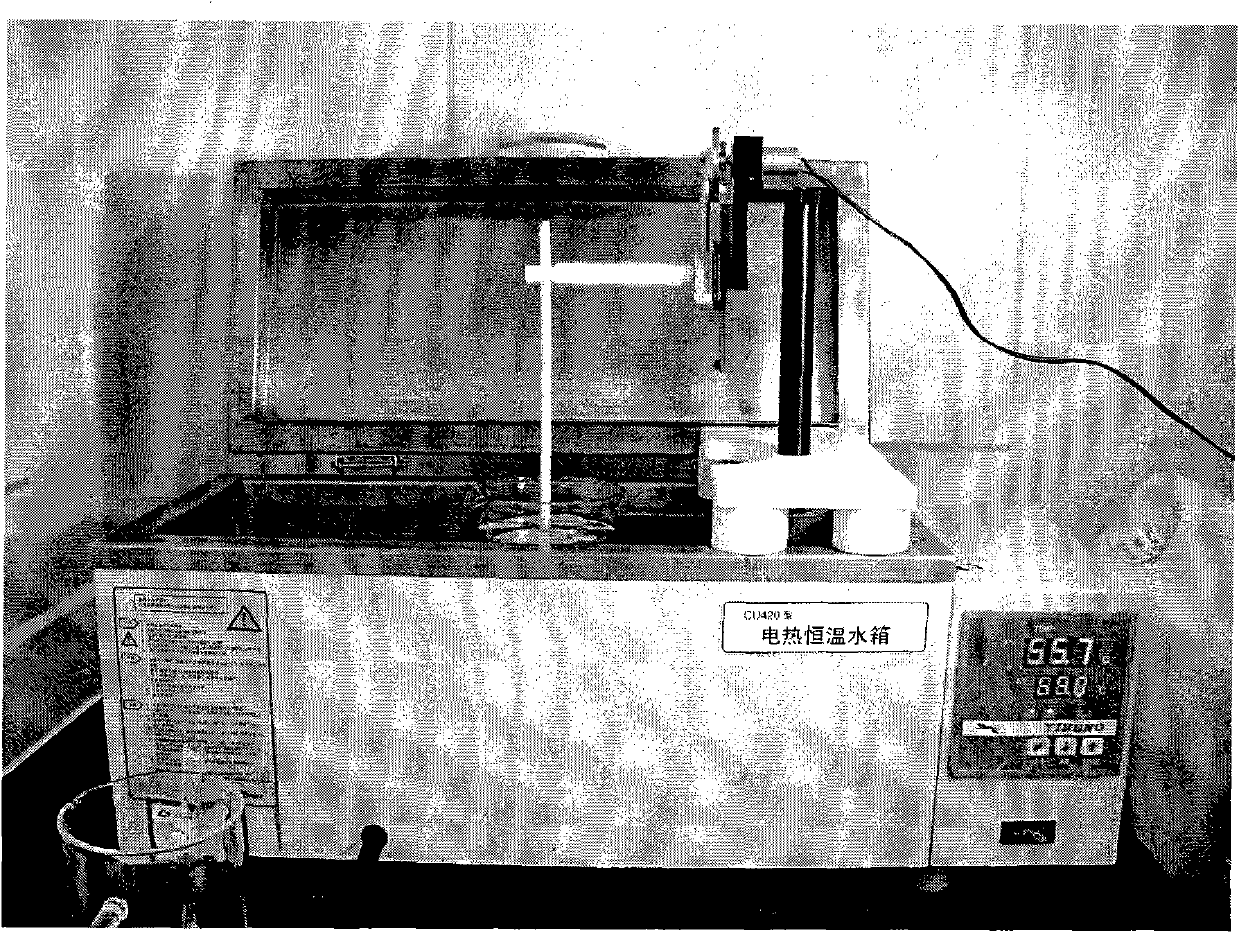 Automated dynamic cleaning device and method of tellurium-cadmium-mercury wafer solvent solution