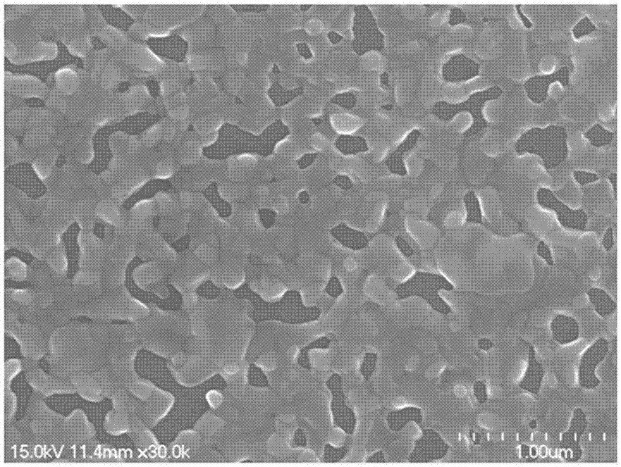 Method for preparing high-luminous-efficiency inorganic perovskite thin film on basis of one-step method