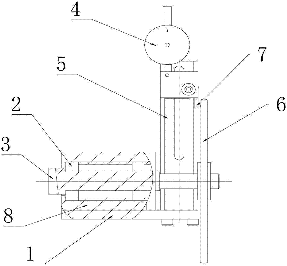 Detection device for end face runout value of structural member