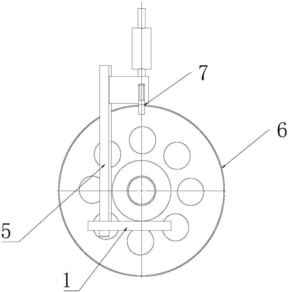 Detection device for end face runout value of structural member