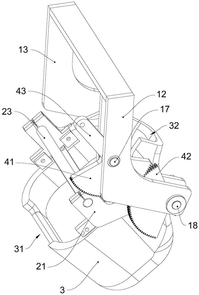 Molten aluminum distribution device and molten aluminum distribution system