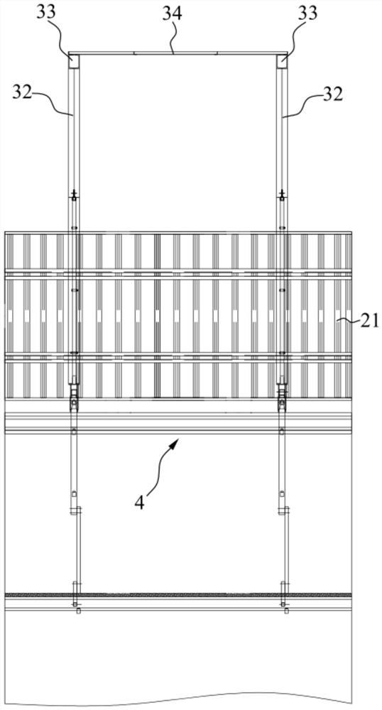 Synchronous lifting device for inner mold and outer mold of hollow pier and construction method of synchronous lifting device