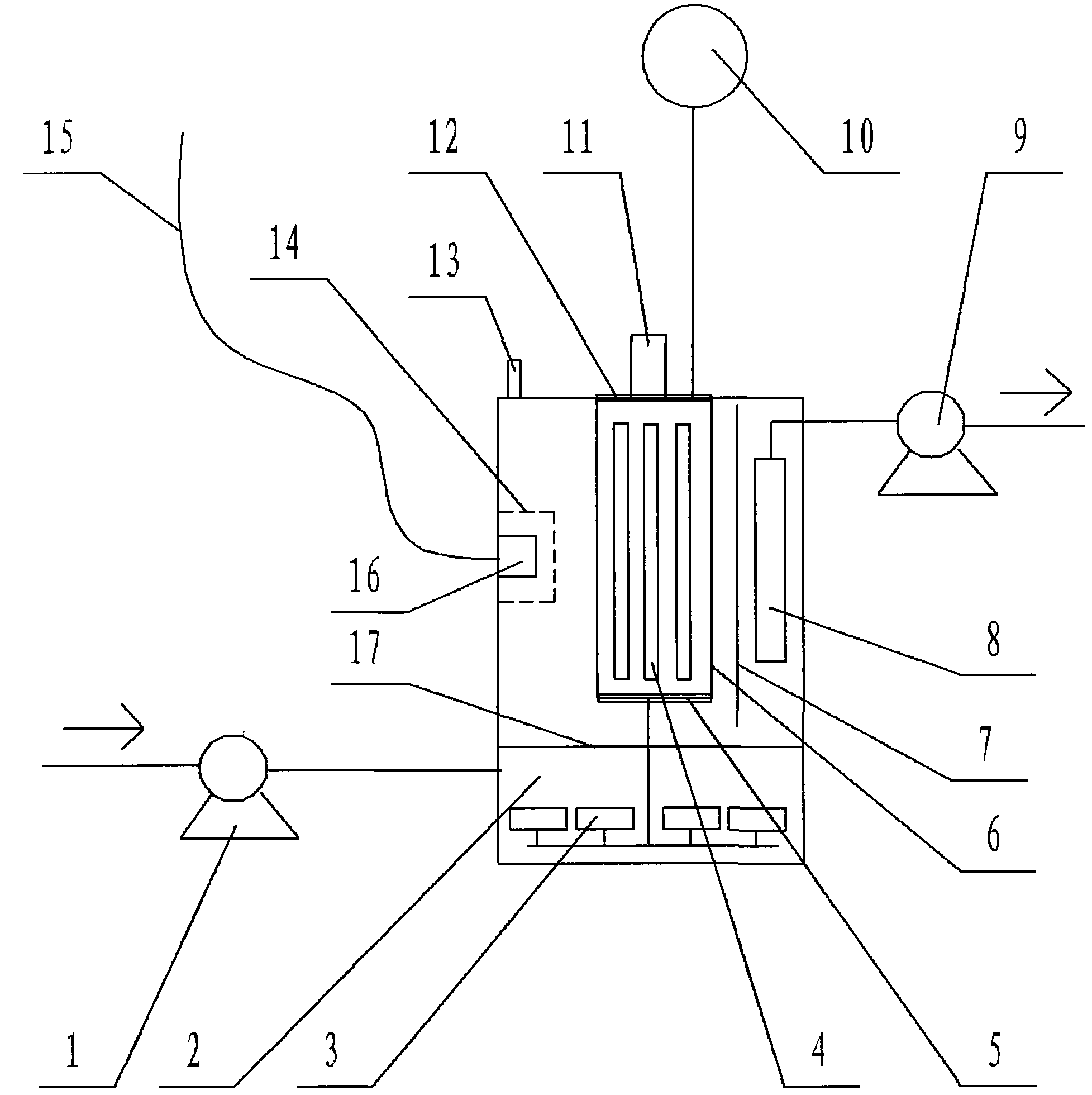 Microwave photocatalytic device for degrading wastewater and being capable of keeping high treatment efficient continuously
