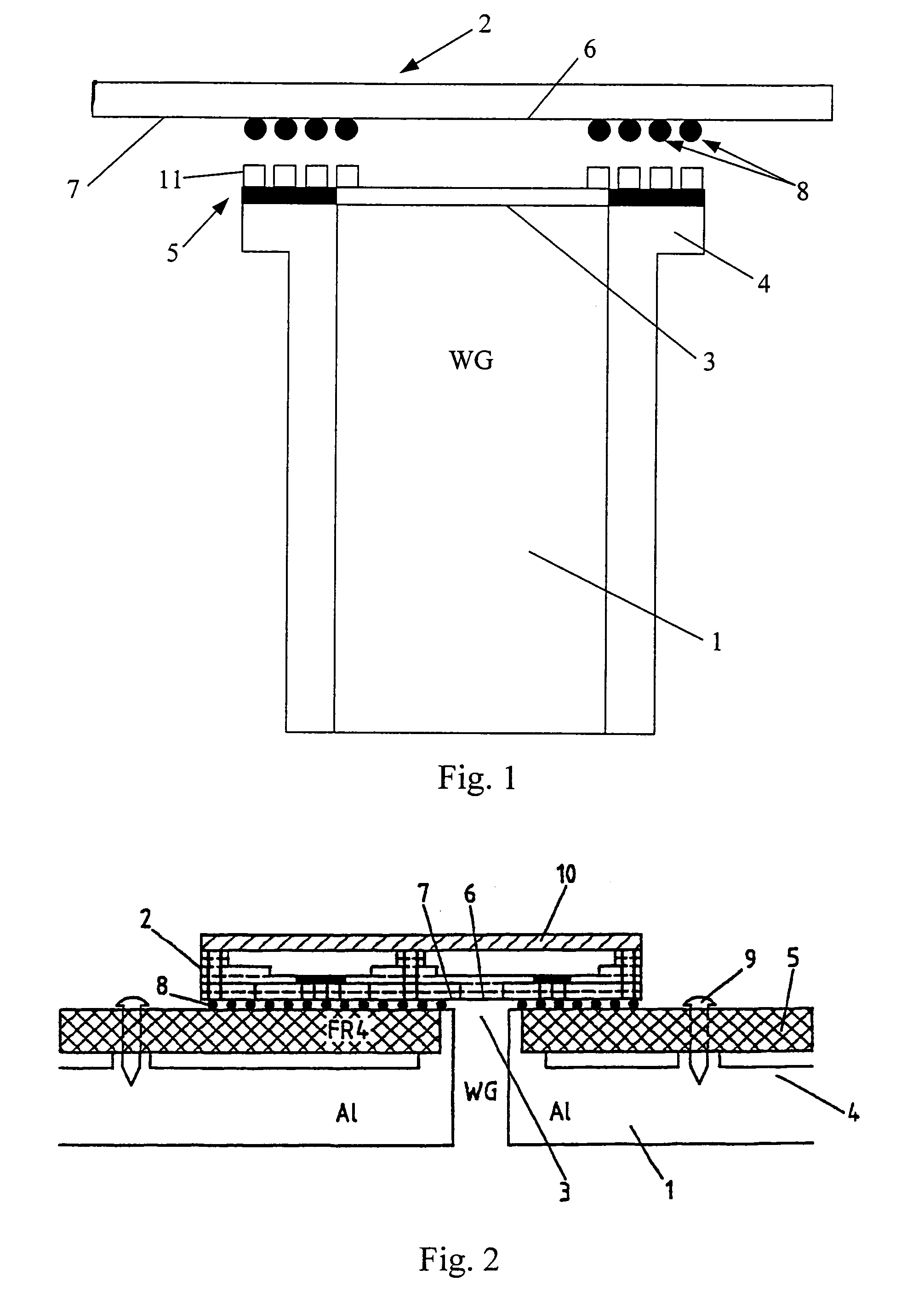 Self-aligned transition between a transmission line and a module