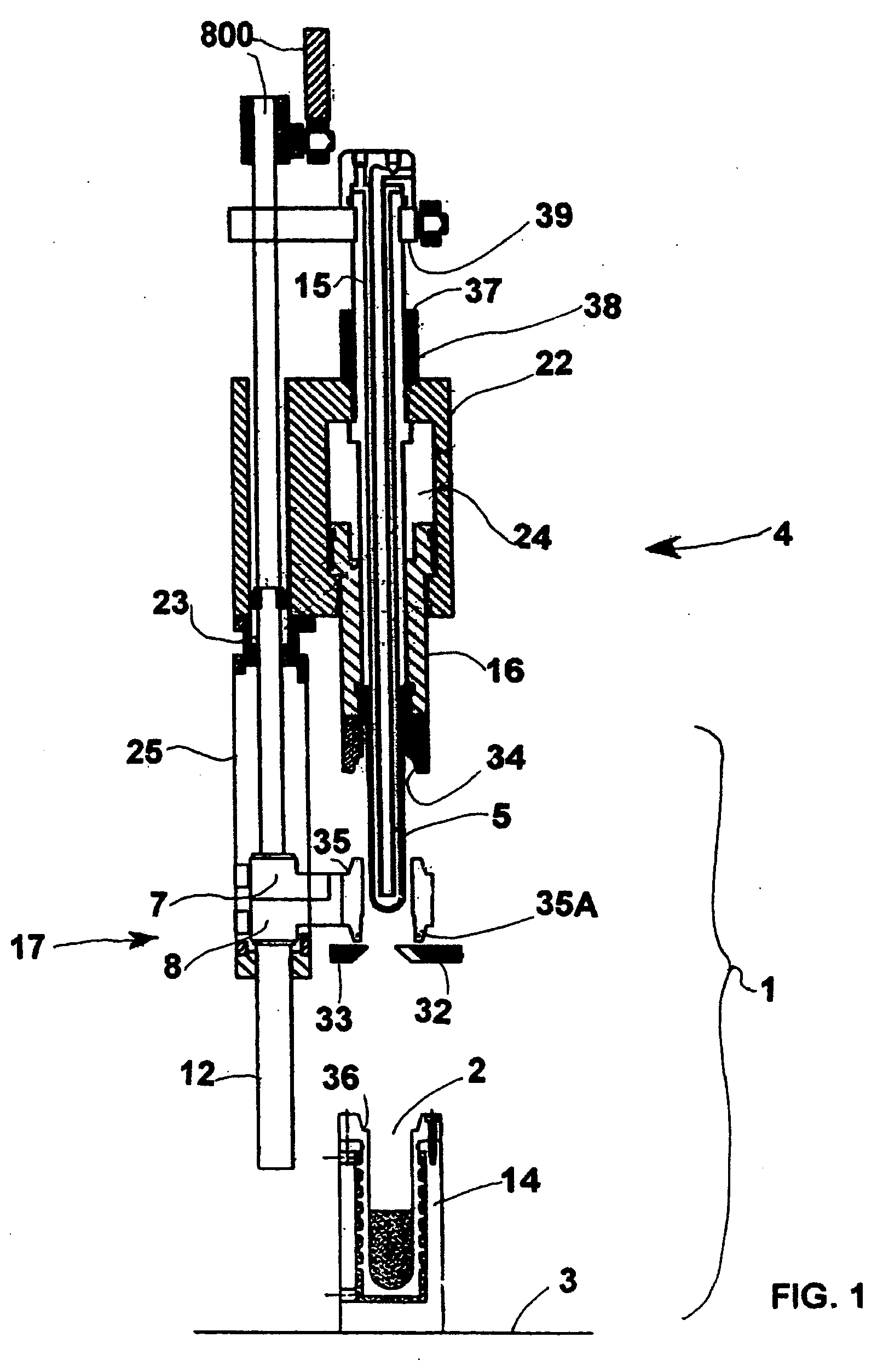 Device and method for compression moulding plastic containers