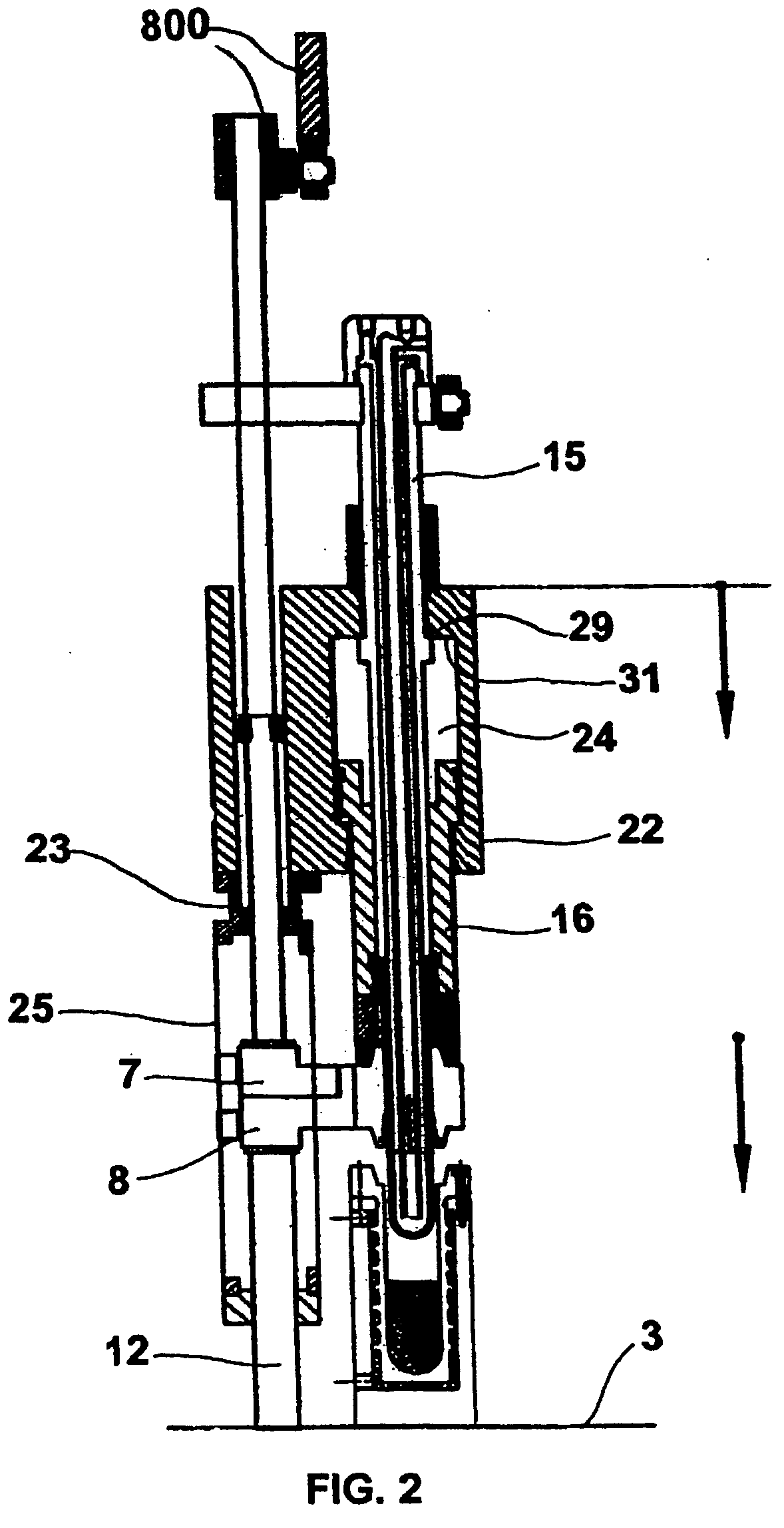 Device and method for compression moulding plastic containers