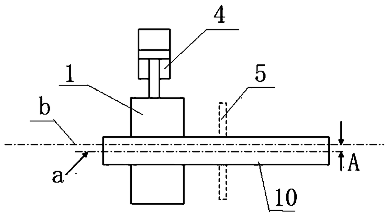 A four-high reversing rolling mill equipped with an automatic strip centering device and its deviation correction method