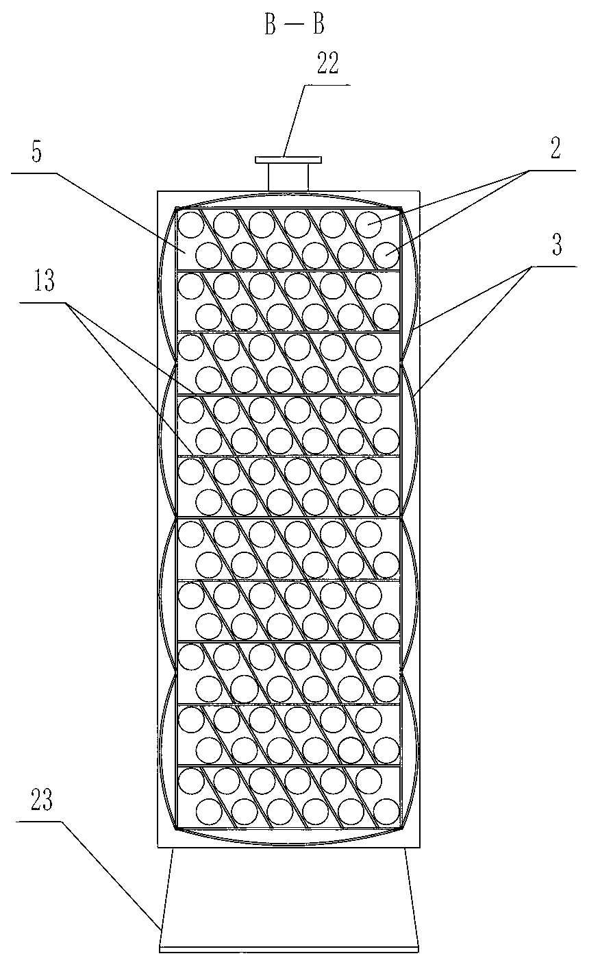 Tubular heat exchanging device with dredging structure for sewage or surface water