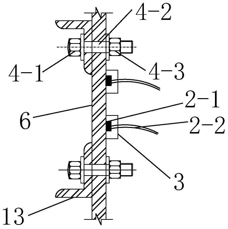 Device and method for diagnosing loose bolts at connection nodes of transmission tower rods