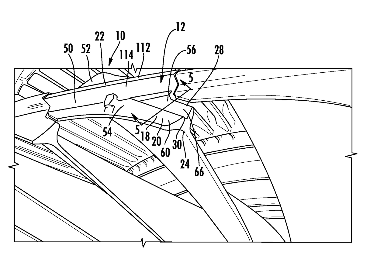 Shrouded turbine airfoil with leakage flow conditioner