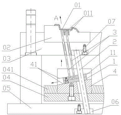 Mechanism assisting in oblique ejection of centre through injection mold
