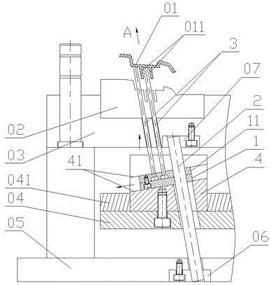 Mechanism assisting in oblique ejection of centre through injection mold
