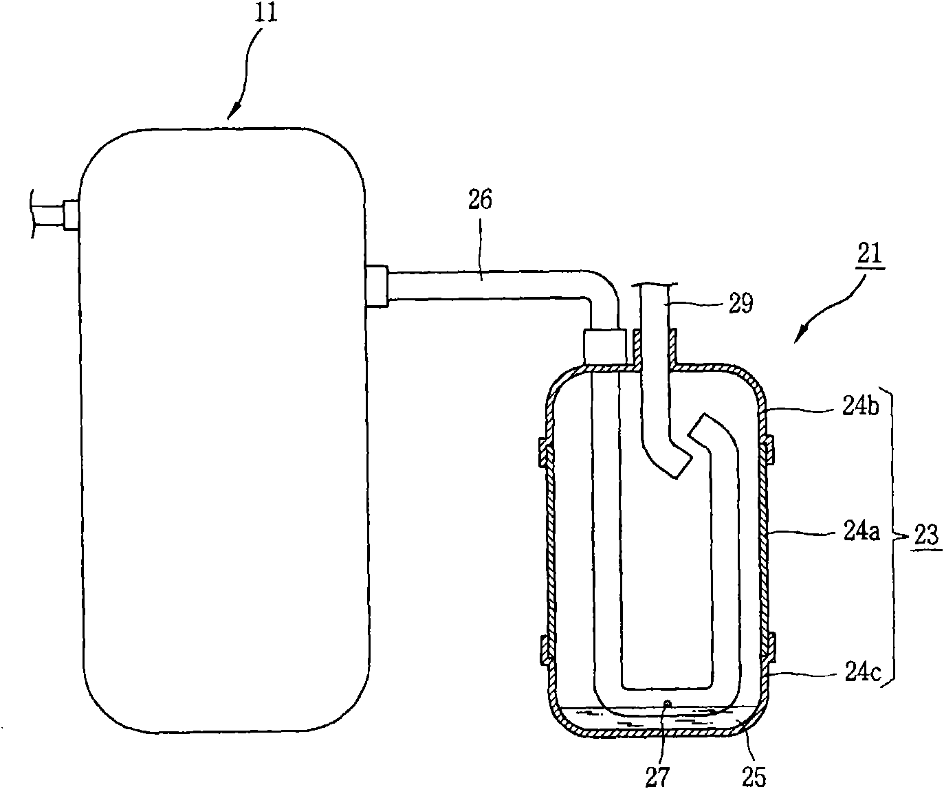 Liquid storage tank with multiple oil return holes