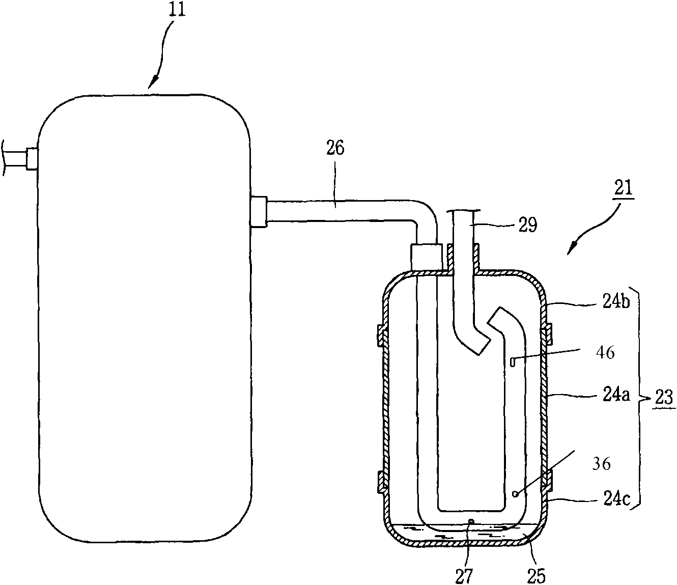 Liquid storage tank with multiple oil return holes