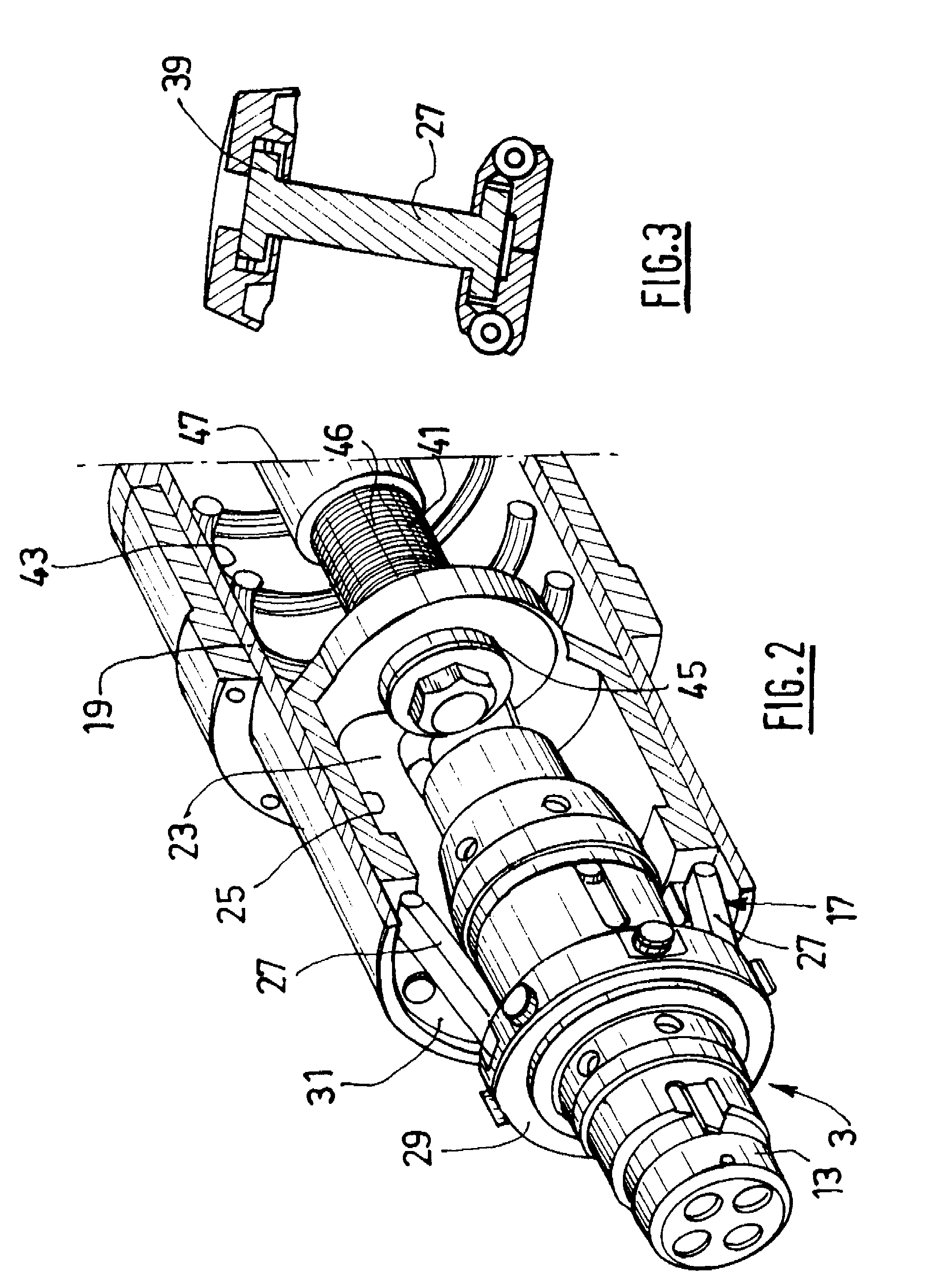 Electrical or optical or hydraulic connector that self-aligns the plug with respect to the base, particularly for offshore connections