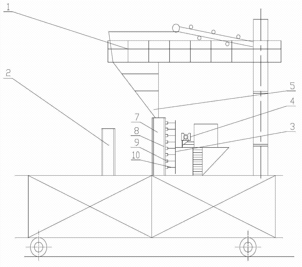 Lateral tamping device applicable to large-size coke furnace and lateral tamping method