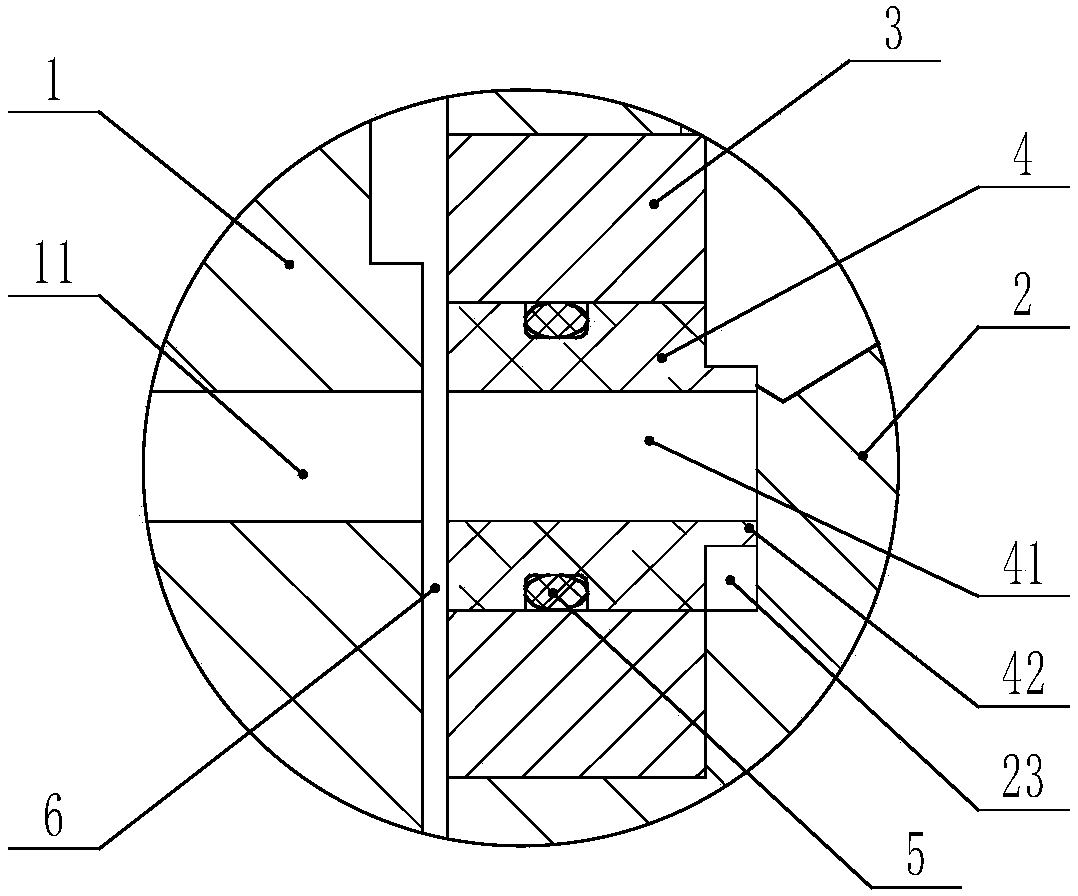 Cutter cooling device capable of supplying liquid while the cutter is rotating