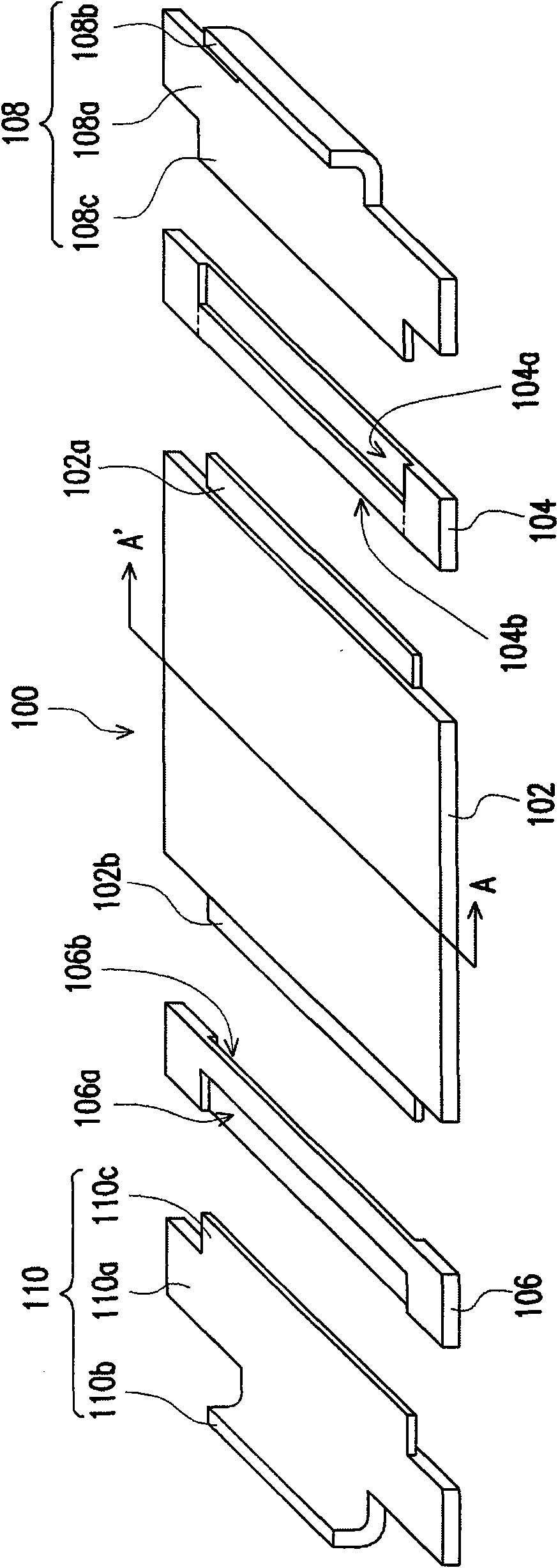 Battery provided with thermoelectric common channel with functions of temperature equalization and heat conduction, and end cover groups thereof