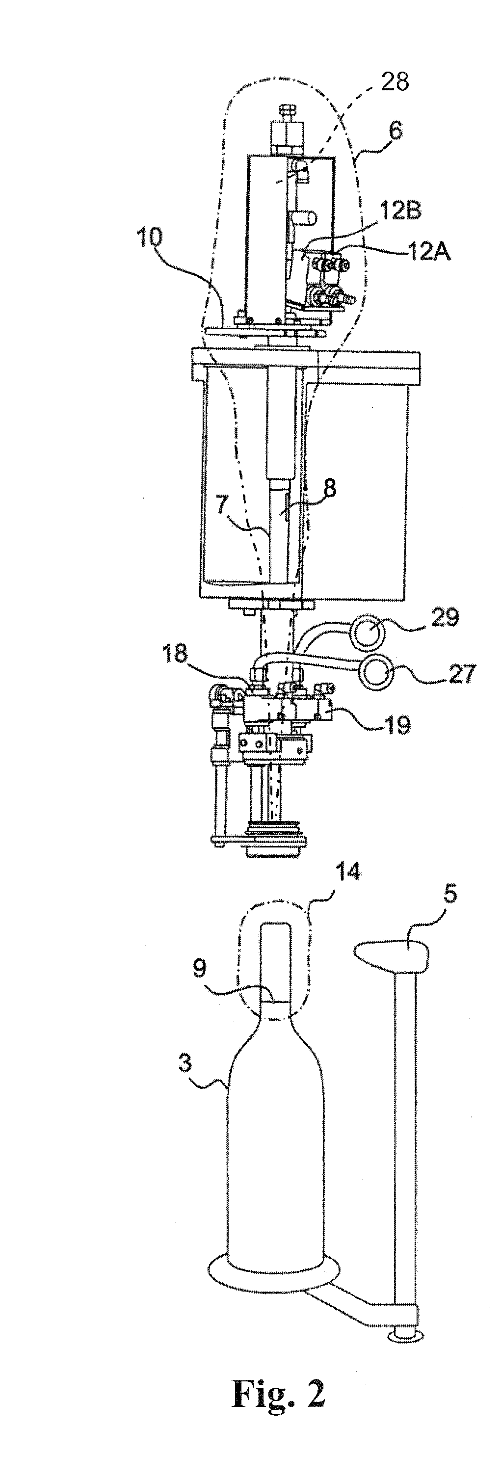 Rotary filling machine for filling containers with liquids
