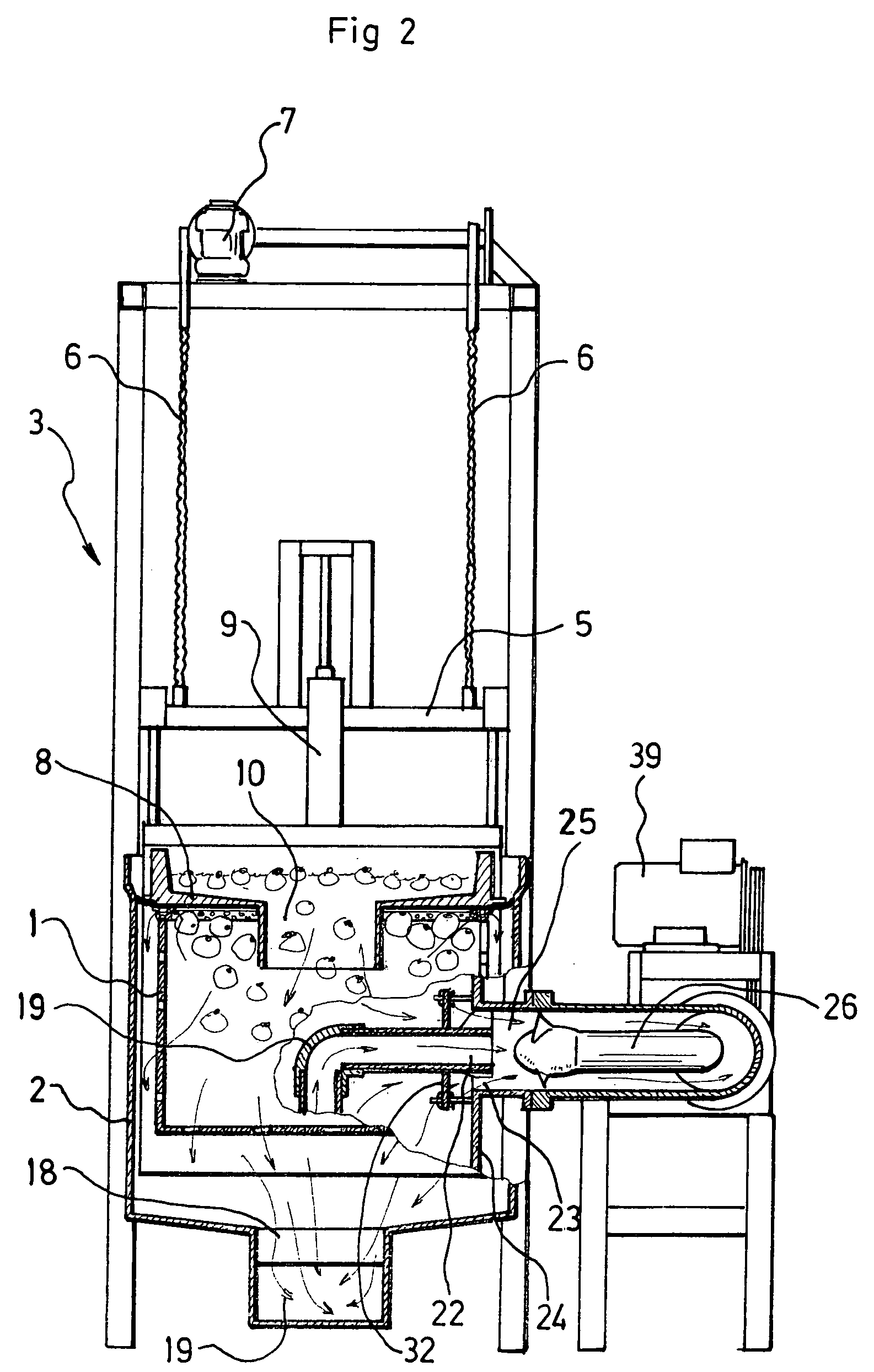 Installation for hydraulically filling crates with floating objects such as fruits and having a single double-acting pump