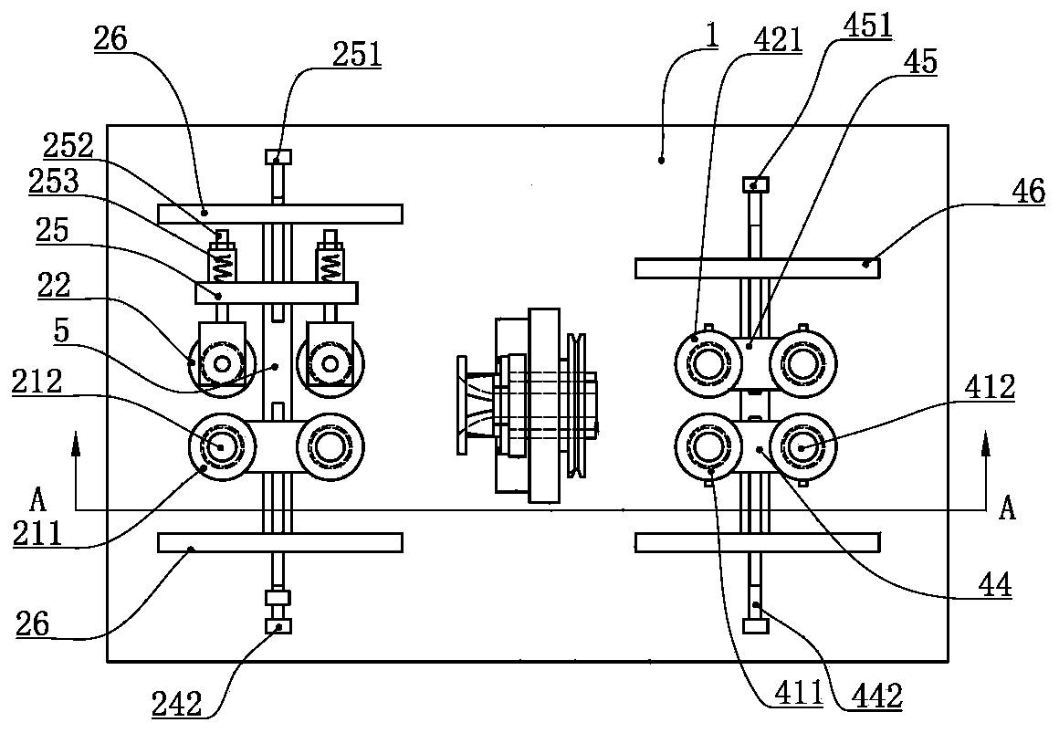 A transmission mechanism for a round bar forming machine