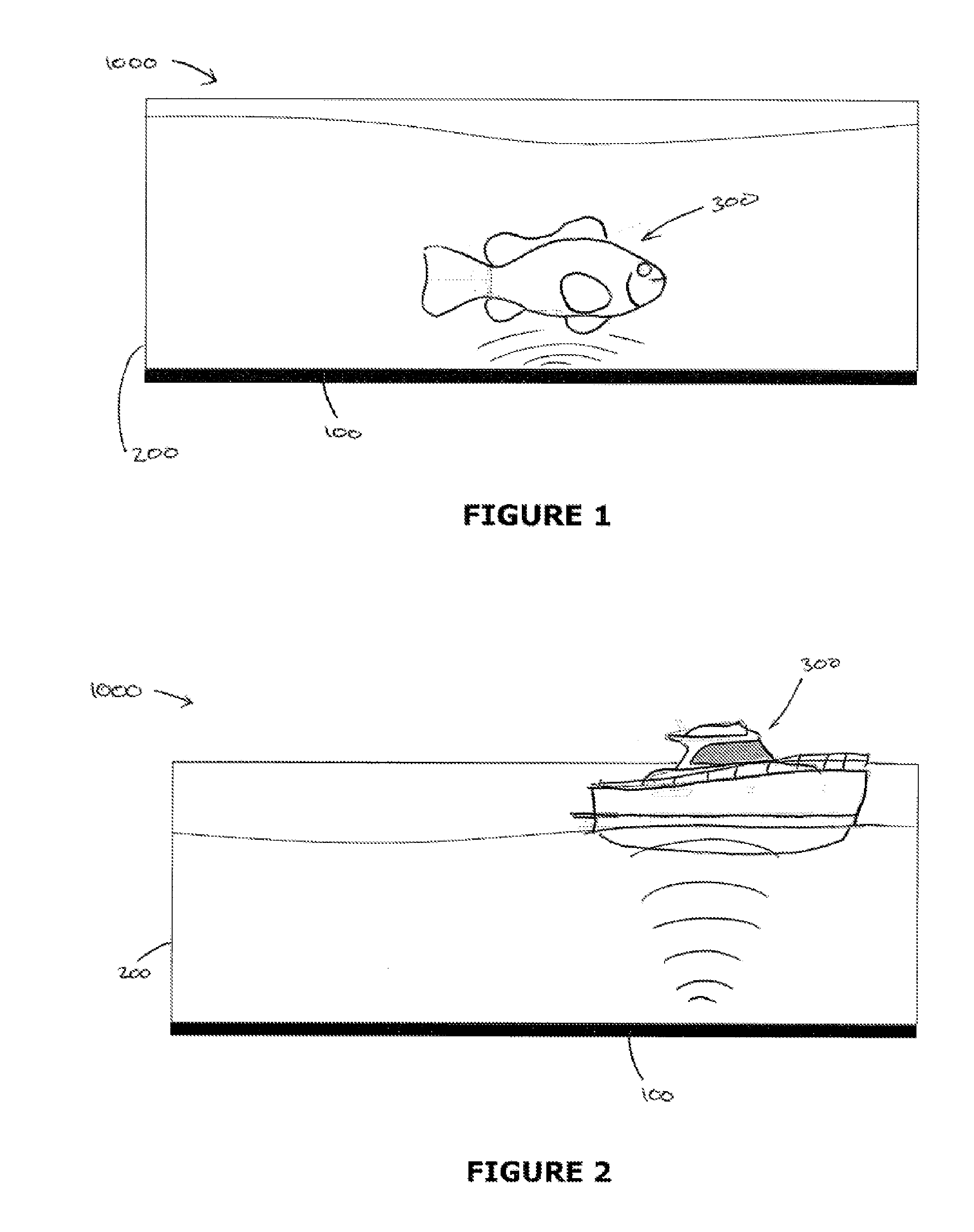 Method of contactless charging of aquatic toy, toy and tank therefor