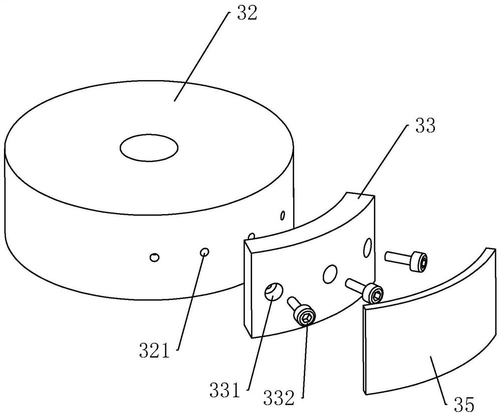 Steel plate shearing device and using method