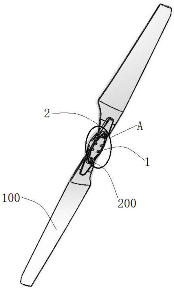 Propeller capable of being automatically folded and unfolded