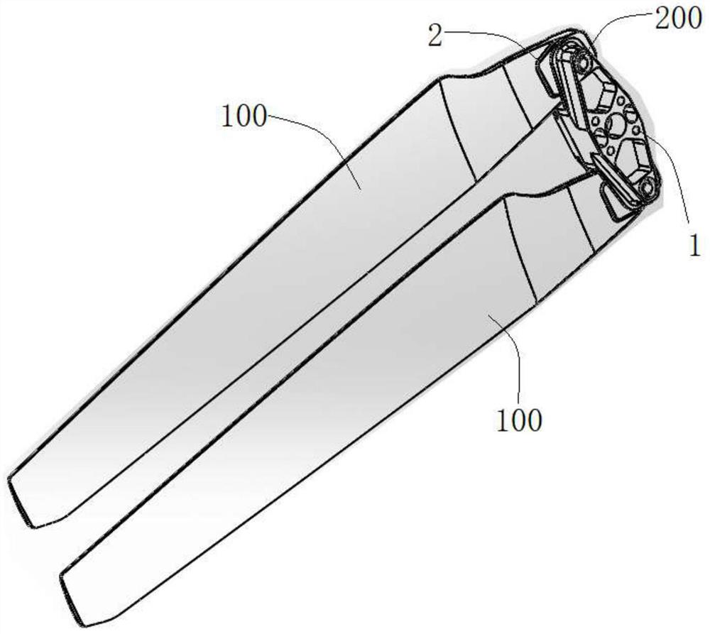 Propeller capable of being automatically folded and unfolded