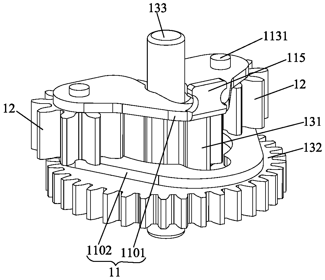 Clutch structure capable of automatically regulating center distance and speed reducer