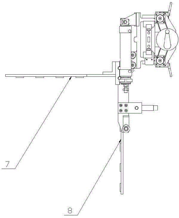 Case unpacking mechanism for case unpacking machine