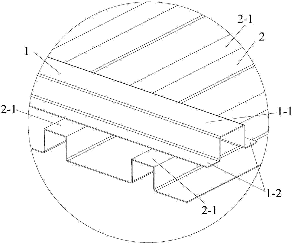 Auxiliary pressing tool for eliminating the gap between side wall column and corrugated plate laser stitch welding