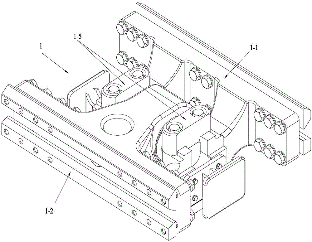 Traveling device used between adjacent train bodies of motor train unit and capable of reducing floor height