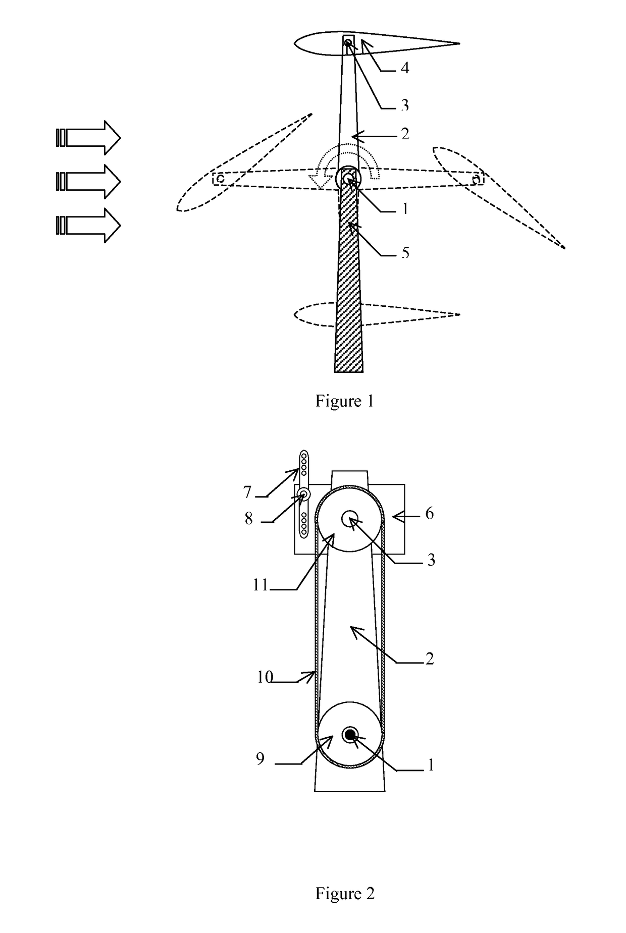 Rotary machine comprising a rotor placed in a fluid and equipped with orientable blades