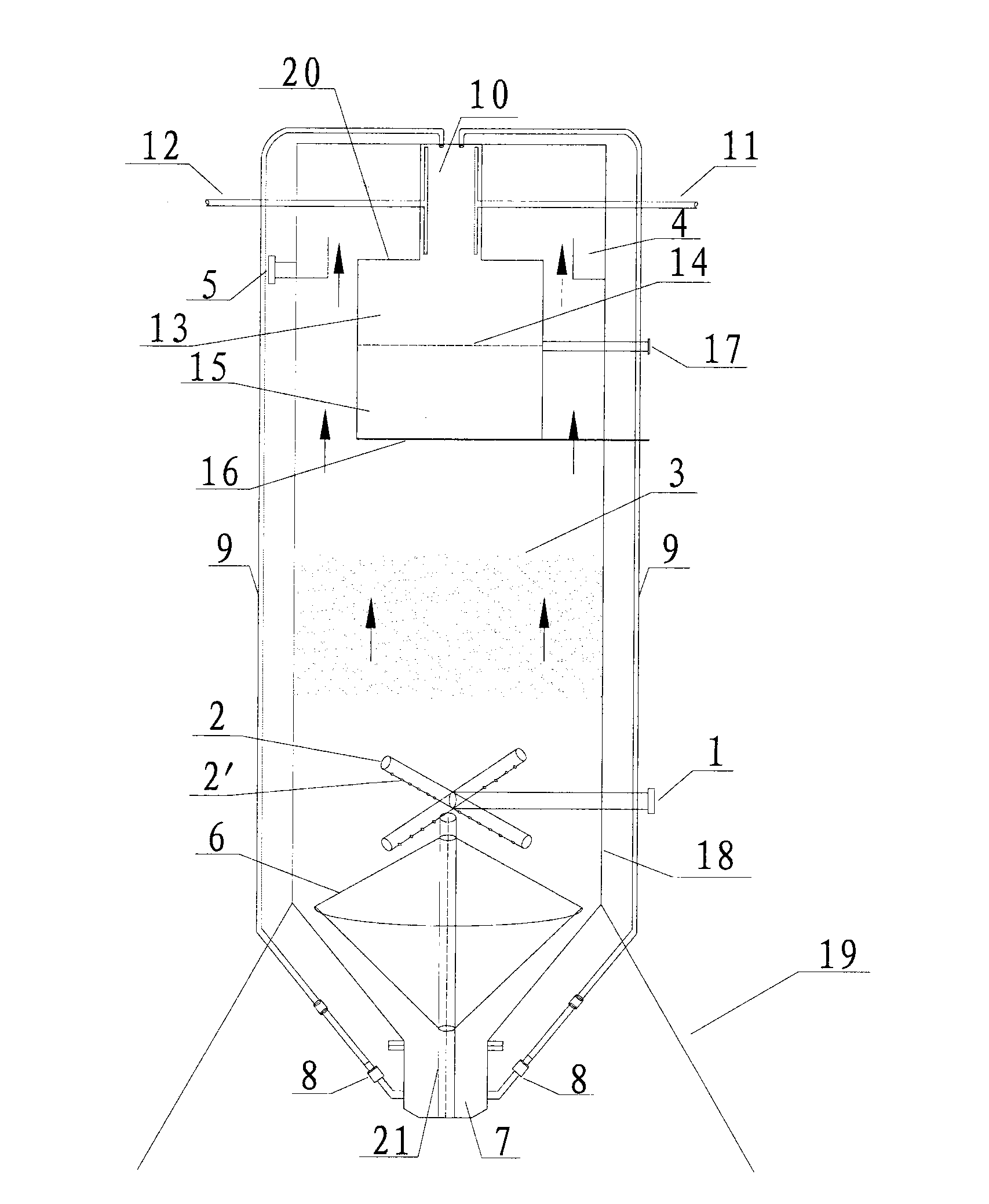 Water treatment method and device for synchronously realizing filtering and back washing