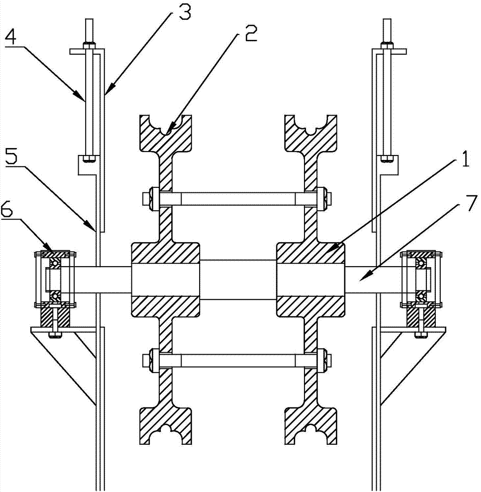 Anti-derailment lower chain wheel structure of TH type hoister